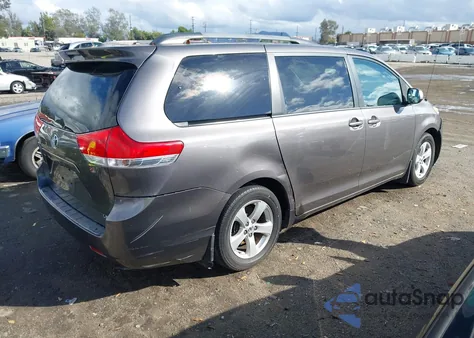 2013 Toyota Sienna Le V6 8 Passenger z USA, uszkodzony, nr VIN 5TDKK3DC7DS344565